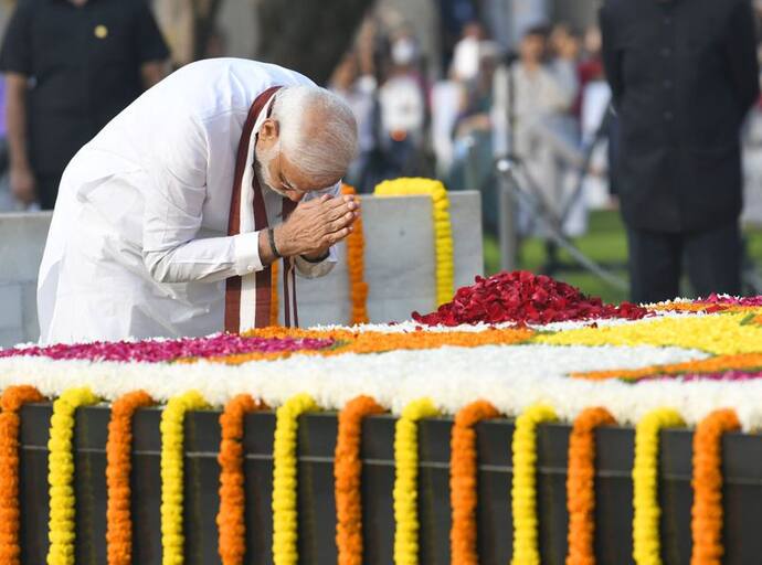 Mahatma Gandhi Jayanti:युवावस्था से पीएम बनने तक के सफर में बापू के विचारों को आत्मसात करते रहे नरेंद्र मोदी