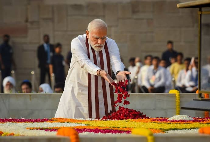 জাতির জনকের সামনে নতজানু দেশ, গান্ধী জয়ন্তীতে প্রধানমন্ত্রী মোদী সহ তাবড় নেতাদের শ্রদ্ধার্ঘ্য