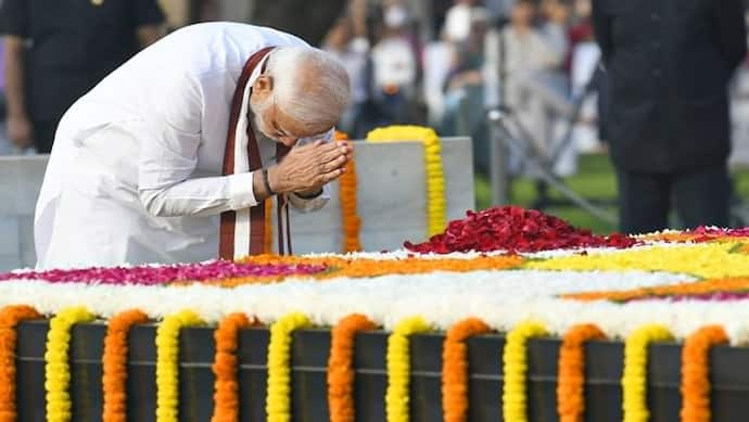 PM मोदी ने महात्मा गांधी और लाल बहादुर शास्त्री को दी श्रद्धांजलि, लोगों के की खादी खरीदने की अपील