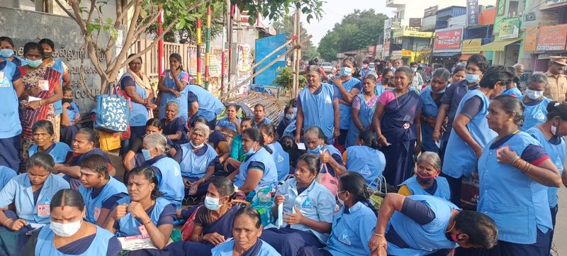 sweeping workers protest in coimbatore collector office