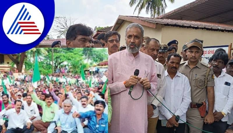 Massive protest infron of speaker vishweshwar hegde kageri office sirsi uttarakannada rav