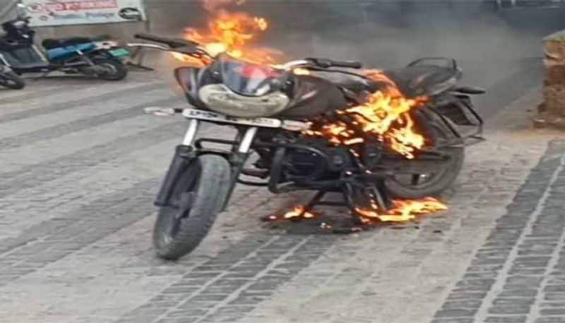 Ashok Sets His bike on fire  in Hyderabad Ameerpet