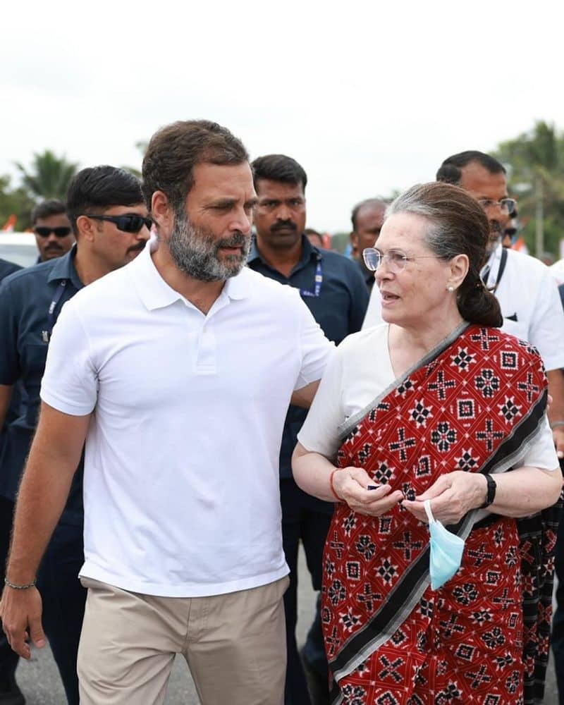 Bharat Jodo Yatra: Sonia Gandhi joins Rahul in Karnataka's Mandya as march resumes after 2-day break AJR