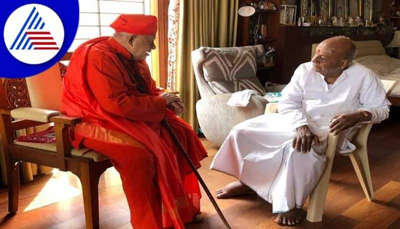 Taralabalu Shivamurthy Shivacharya Swamiji Met Former PM HD Devegowda grg 