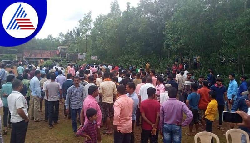 Black Flag Display by BJP Activists to BJP MLA Sunil Naik in Uttara Kannada grg