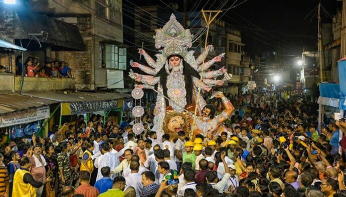 ফের বিপত্তি দুর্গাপুজোর কার্নিভালে, রেড রোডে যাওয়ার পথে দুর্ঘটনার কবলে রামমোহন সম্মিলনীর ট্যাবলো