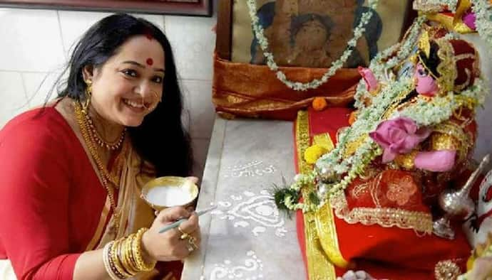 Lakshmi Puja 2022:  খুব ইচ্ছে, আমার লক্ষ্মী চান্দেরিতে সাজবেন, সঙ্গে নতুন মুকুট-কোমরবন্ধ, লম্বা হার