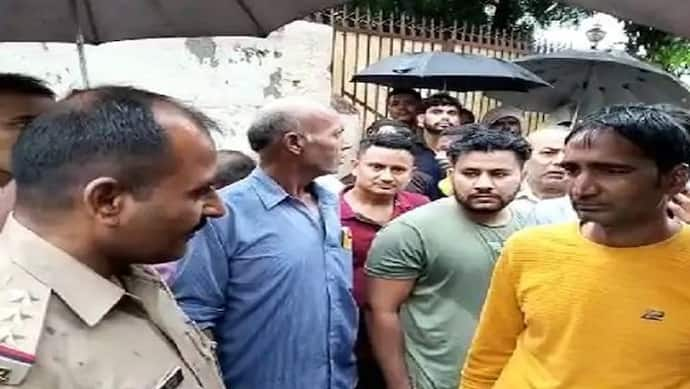 ग्रेटर नोएडा में टीचर की पिटाई से 5वीं के छात्र की हुई मौत, आक्रोशित होकर परिजन ने जमकर किया हंगामा