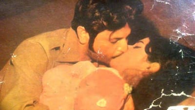 नाबालिग रेखा को एक्टर ने बांहों में जकड़ा और जबरदस्ती करता रहा KISS, लोग सीटी बजाकर बढ़ा रहे थे हौसला