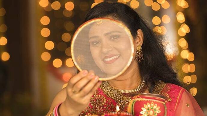 Karva Chauth 2022: करवा चौथ पर पति-पत्नी दोनों करें ये 5 उपाय, लव लाइफ में बना रहेगा रोमांस