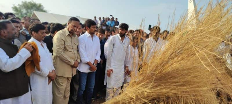 Mulayam Singh Yadav, the leader of the Samajwadi Party, was cremated in Saifai.