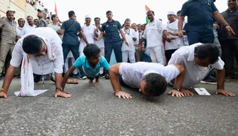  rahul gandhi yatra: ராகுல் காந்தியுடன் போட்டிபோட்டு தண்டால் பயிற்சி எடுத்த காங்கிரஸ் தலைவர்கள்: வைரல் வீடியோ