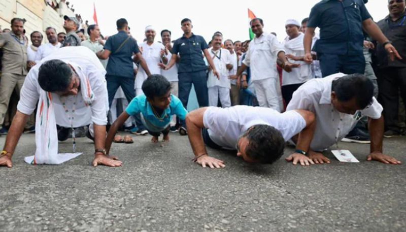 viral video: During the Bharat Jodo Yatra, Rahul Gandhi performs a push-up in several stages.