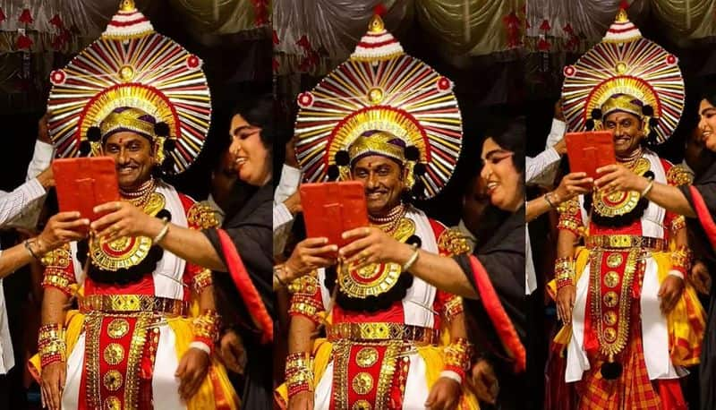 Karnataka state Health Minister K. Sudhakar shines in Yakshagana costume in Bhatkala, Video viral akb