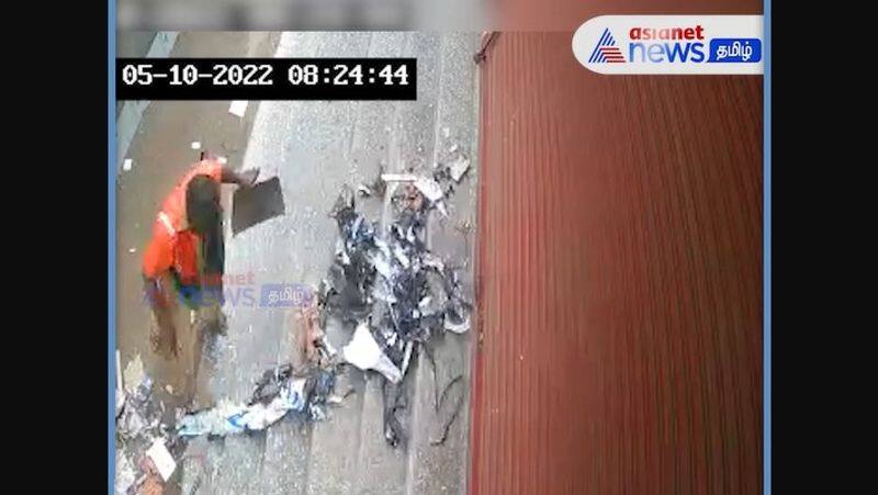 Cleaning worker who littered in front of the store in Coimbatore!