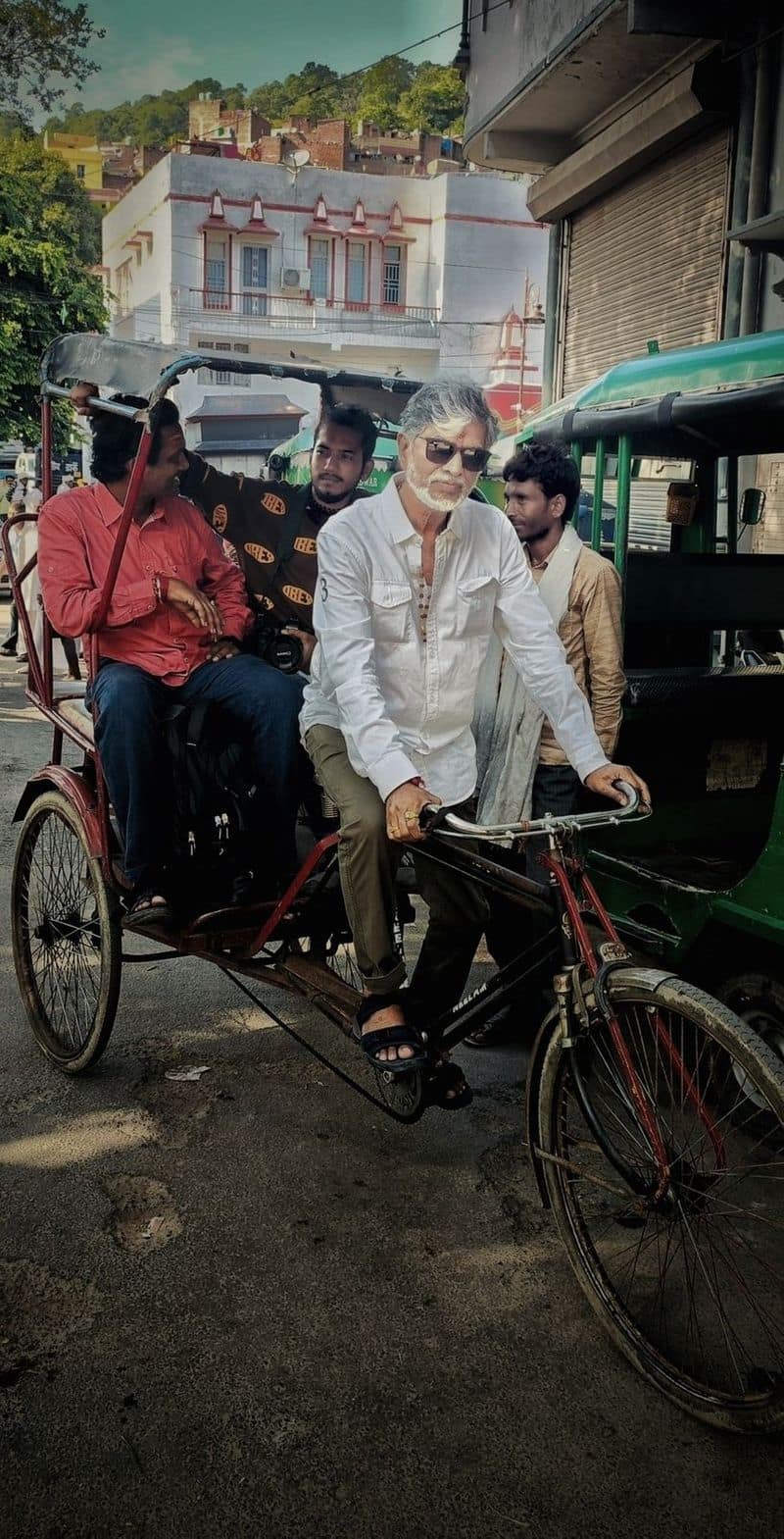 Vijay father SA Chandrasekhar who drove a rickshaw in Haridwar viral photo 