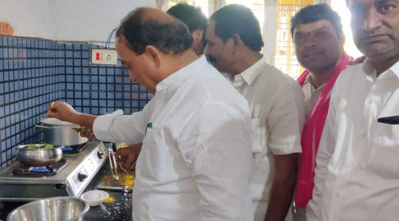 Munugode Bypoll ... Minister Alolla Indrakaran Reddy Cooking