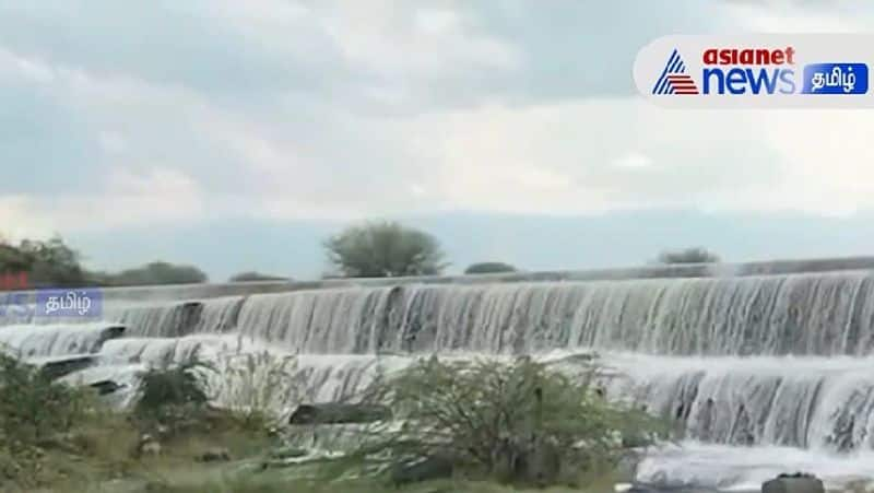 Thiruthalaiyur lake is full! Residents suffer as lake water enters!