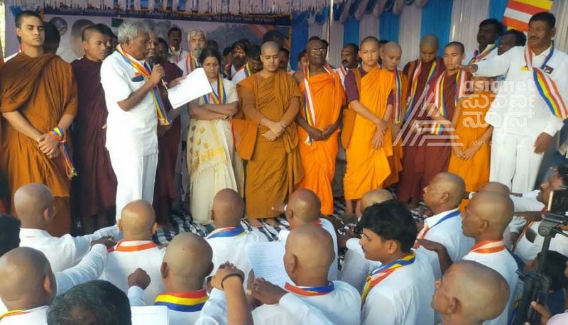 Hundreds of people abandoned Hinduism and accepted Buddhism in Yadgir gvd