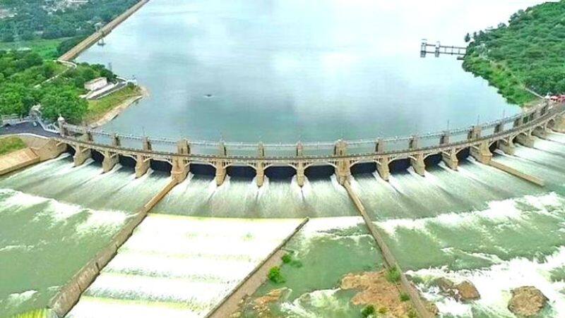 What is the volume of water inflow and discharge to Mettur Dam KAK