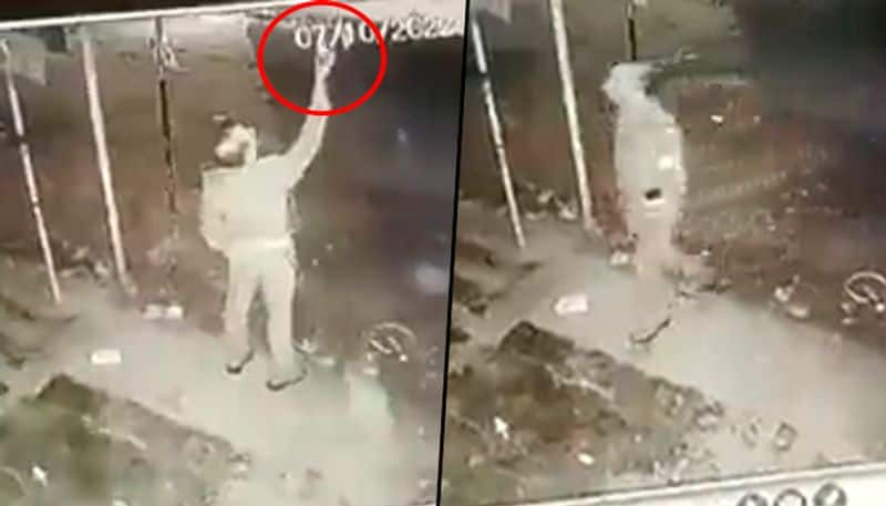 Uttar Pradesh: Policeman caught stealing light bulb; watch caught on cam  - gps