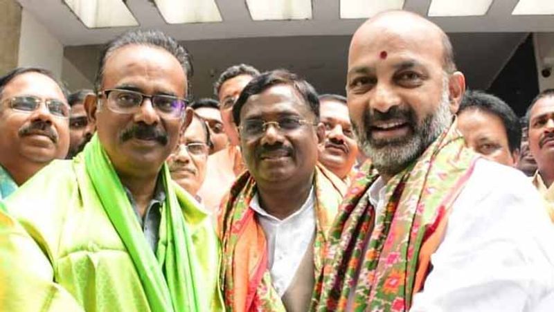  Bandi sanjay  invites Boora  Narasaiah Goud to join   in  BJP