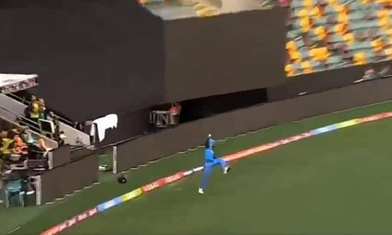 T20 World Cup 2022 Virat Kohli Takes One Handed Blinder Catch Dismiss Pat Cummins In Warm Up Match against Australia kvn