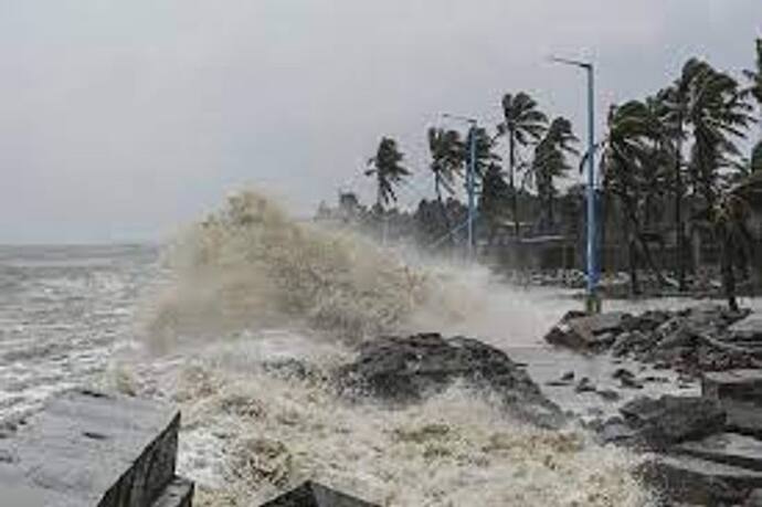 সকাল থেকে মেঘলা আকাশ, ঘূর্ণিঝড় সিতরাংয়ের দাপটে কালীপুজোর রাতে প্রবল বৃষ্টি এই জেলাগুলিতে