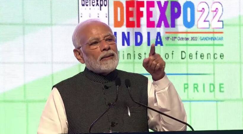गुजरात में PM मोदी:  DefExpo22 में कहा 'पहले हम कबूतरों को छोड़ते थे और अब चीते छोड़े जाते हैं'
