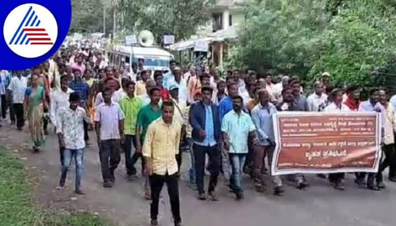 Massive Protest Against Forest Department in Karwar grg