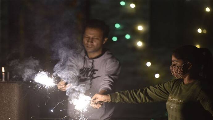 दिवाली पर पटाखे जलाते समय गलती से जल गया है हाथ या पैर, तो इस तरह करें फर्स्ट एड