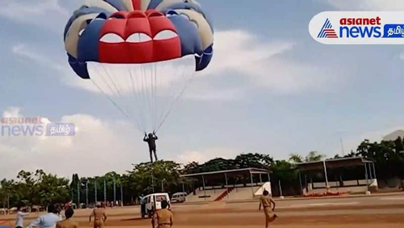 Coimbatore Police Commissioner Balakrishnan did parasailing!