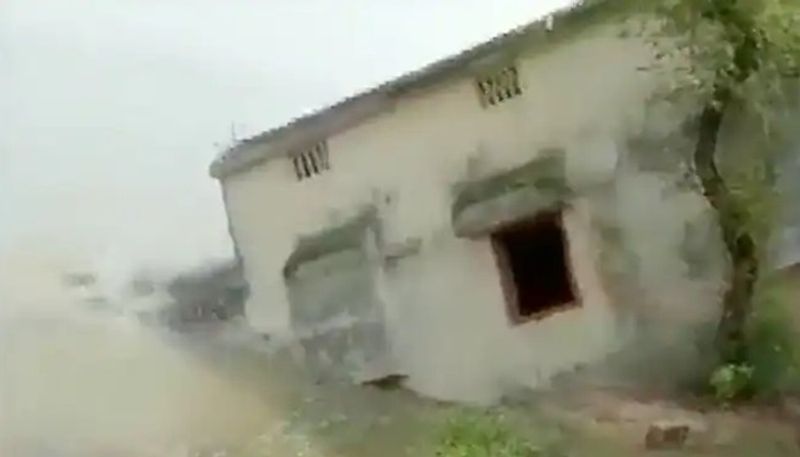 shocking video of house being washed away in bihar