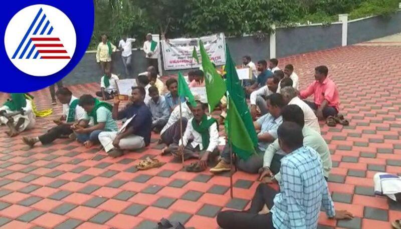 Farmers union protests to repair the road at infront of mla mp kumaraswamy house 