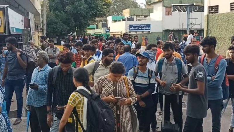 Huge crowd at Coimbatore Bus Station People who climbed up to return to their hometowns