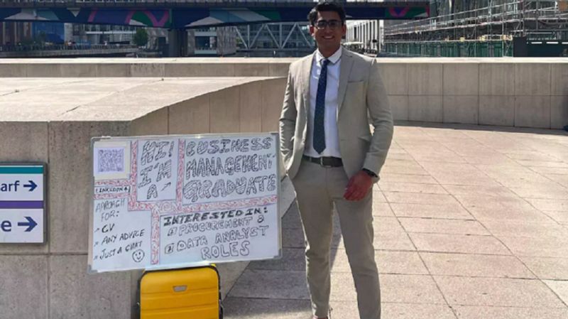 MBA graduate stood on the road for 5 days with resume got job like this san