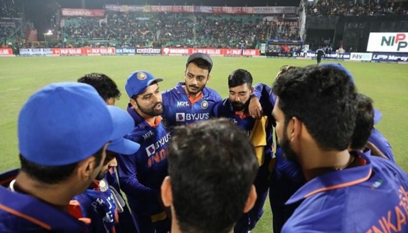 team india win toss opt to field against pakistan in t20 world cup match