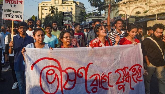 ৬৭ দিনে পড়ল টেট উত্তীর্ণ চাকরি প্রার্থীদের আন্দোলন, আলোর উৎসবেও আঁধার ধর্মতলায় মাতঙ্গিনী হাজরার মূর্তির নীচে