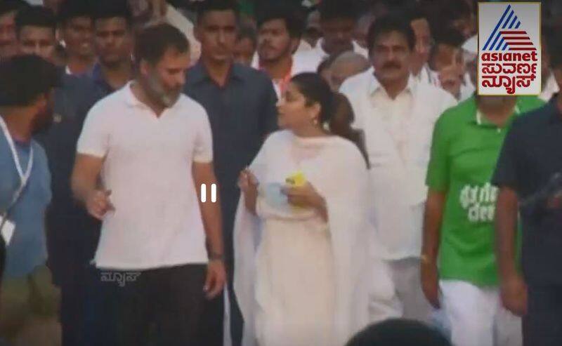 Actress ramya joins Rahul Gandhi in Bharat Jodo Yatra with huge fans and party workers raichur Karnataka ckm