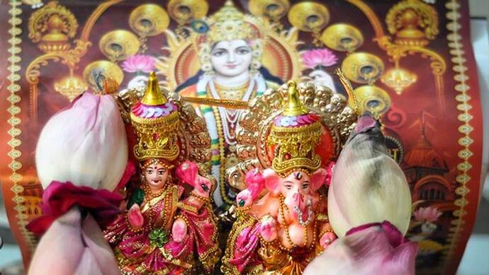 Diwali Puja Vidhi 2022: दीपावली पर देवी लक्ष्मी के साथ करें कुबेर और बही खातों की पूजा, जानें शुभ मुहूर्त भी