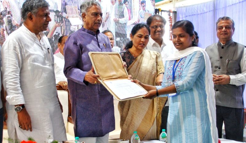 Minister Shobha Karandlaje distributed appointment letters for  200 people in Railways gow