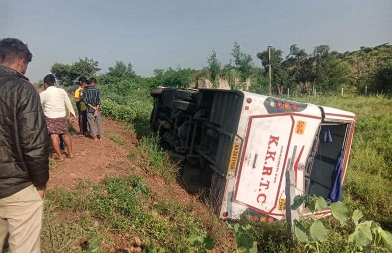 KSRTC Rajahamsa bus driver dies of massive heart attack while driving 14 passengers injured after accident at raichur ckm