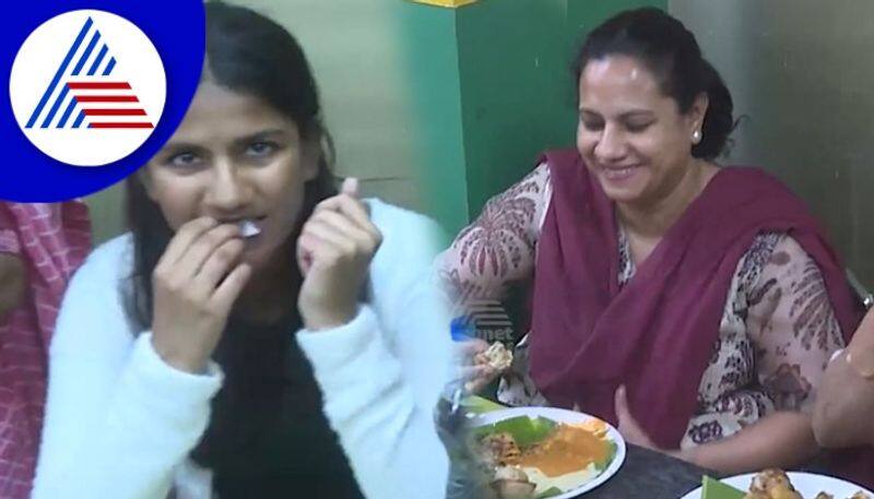 Ashwini Puneeth Rajkumar daughter Vanditha in VV puram appu food festival vcs 