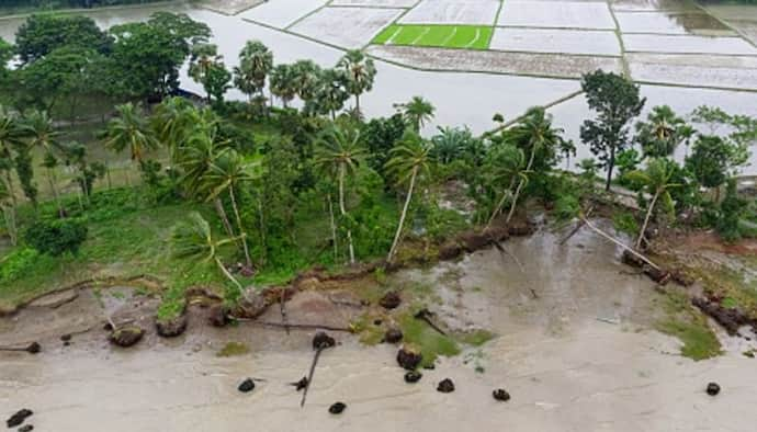 সাইক্লোন সিতরাং সতর্কতা বাংলাদেশের ১৩টি জেলায়,বৃষ্টি মাথায় নিয়েই ত্রাণ শিবিরে যাচ্ছেন দুর্গতরা 