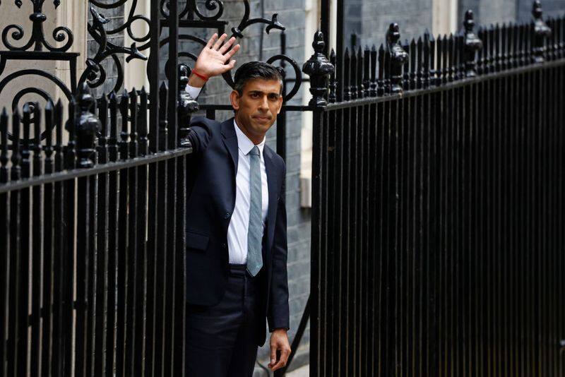 UK PM Rishi Sunak wears sacred Hindu Kalawa before his first speech at Downing Street gcw