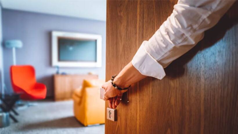 कहीं आपके होटल रूम में तो नहीं है Hidden Camera? अपनी सुरक्षा के लिए रखें इन 10 बातों का ध्यान