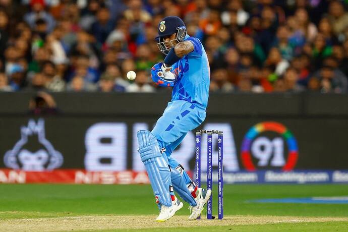 T20 World Cup: हार में भी जश्न का मौका दे गए सूर्या, फैंस बोले-'ये अपना सेंटा है, जब आता है खुशियां लाता है'