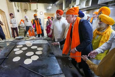 गुरुद्वारे में लंगर का जबर्दस्त इंतजाम देख इम्प्रेस हुए कनाडाई दूत, रोटियां सेंकने रुक गए, देखें कुछ तस्वीरें 