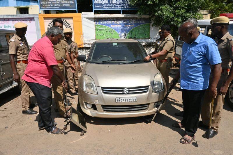 police seized cars and bikes that were unattended on the road at trichy 