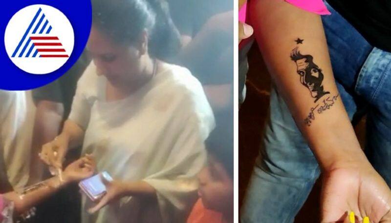 Ashwini Puneeth Rajkumar unveils fan tattoo in Gandhada gudi premier show vcs 